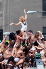 高清： 凯莉-米洛遭众人狂摸 MV上演“群魔乱舞” 