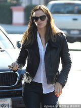 组图：詹妮弗-加纳带爱女出街与媒体玩互拍