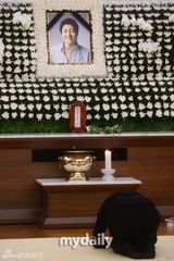 组图：金智勋自杀灵堂曝光 警方将尸检推迟出殡