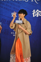 组图：《圣诞玫瑰》发布会 桂纶镁送杨采妮玫瑰