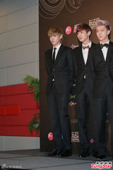 高清图：GD条纹装出席mama记者会 EXO正装帅气