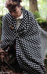 组图：尚雯婕原始森林拍摄写真 波点裤袜大胆出位