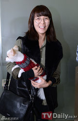 组图：先艺素颜抱爱犬 携夫定居加拿大