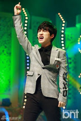 组图：EXO与Apink助阵颁奖礼 f(x)水晶捧奖