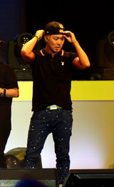 组图：《跑男》香港会粉丝献唱《当年情》