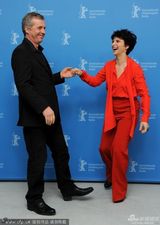 组图：《罗丹的情人》发布 比诺什红装搞怪