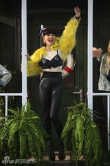 组图：爱戴新歌MV扮复古女郎