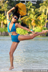 组图：白灵蓝色比基尼海边甩帽戏水