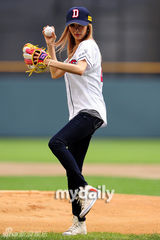 组图：韩国女歌手G.NA担任棒球比赛开球嘉宾