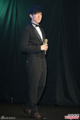 组图：林俊杰西装绅士献唱 自曝已一年未接吻