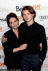 组图：《帕罗奥图》首映 女导演秀蛮腰