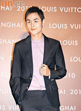 幻灯图：巩俐低胸亮相艳压群芳 型男阮经天变害羞