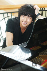 组图：金起范香港受访 见粉丝心情如见女友