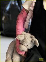 组图：前汤嫂凯蒂携女儿外出 女儿潮装抢镜