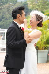 组图：杜德伟现场派发红包 新娘秀钻戒金饰贵气