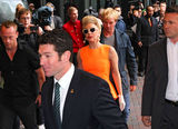 组图：Lady Gaga亮橘色OL裙遭粉丝簇拥