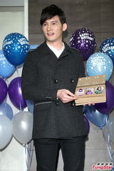 组图：温升豪35岁生日圆歌手梦 唱新歌回馈歌迷