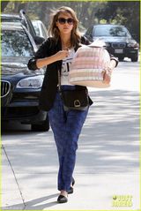 组图：阿尔芭单手抱大蛋糕出街 潮装显时尚