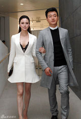 组图：佟大为再亮相时装秀 关悦低胸抢镜吸睛