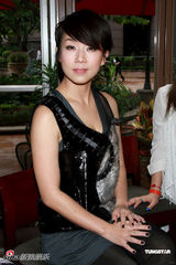 幻灯图集：林忆莲清凉小背心秀好身材 风采依旧