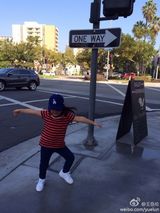 组图：王诗龄美国生活照曝光 戴棒球帽潮范十足