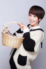 组图：谢楠抱小猫登杂志散发女人味