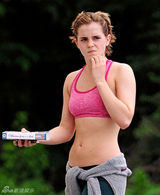 组图：艾玛-沃特森运动装扮亮相 小背心秀蛮腰