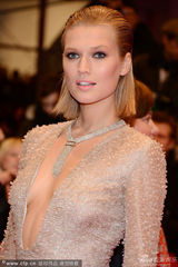 组图：天使超模托妮-伽恩深V裙露乳长腿抢镜