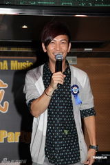 组图：张智成与歌迷过成日 现场获赠粉色情趣内衣