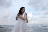组图：黄圣依漫步沙滩 飘逸白裙展清新之美