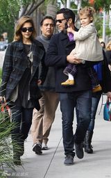 高清组图：杰西卡-阿尔芭全家时尚出游