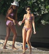 组图：蕾哈娜携绯闻女友沙滩玩足球大秀好身材