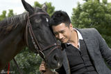 组图：何晟铭马场写真变牧马人 与赛马亲密互动