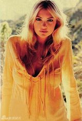 组图：豪乳嫩模阿普顿登GQ秀性感身段