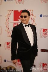 组图：鸟叔经典墨镜造型亮相 表情鬼马打招呼