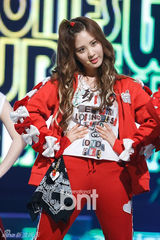 组图：韩团少女时代露小蛮腰 新曲打榜三连冠