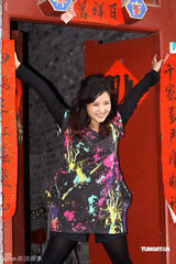 幻灯图集：何洁逛京城胡同拍写真 装扮青春洋溢