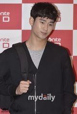 组图：baby俏丽赴韩会金秀贤 嘟嘴甜笑抛媚眼