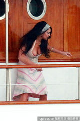 组图：林赛着爆乳吊带裙撕打不慎露半球