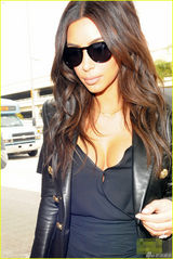 组图：卡戴珊开豪车外出遇车祸 对方被撞坏车头