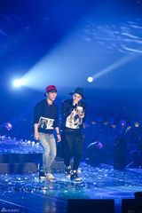 独家高清：GD胜利EXO等唱响StayG演唱会