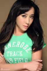 组图：杜若溪时尚率性写真 秀美腿活力四射