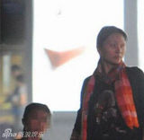 组图：张艺谋与妻子陈婷甜蜜出游 四子女曝光