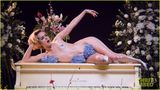 组图：《饥饿游戏》女星全裸拍MV 花瓣遮三点
