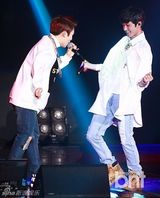 组图：TEENTOP粉丝见面会 卖萌扮女装引爆笑