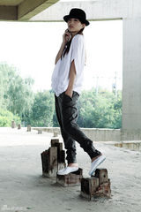 组图：包文婧玩转英伦风 广告美女主持演戏两不误