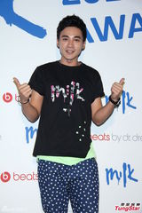 组图：炎亚纶胡宇崴活动现身引粉丝尖叫