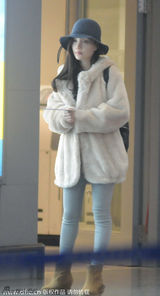 组图：李小璐携母亮相上海机场 站角落举止低调