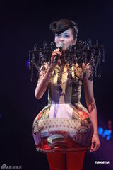 组图：梁咏琪个唱落幕性感典雅 外籍男友现身支持