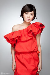 组图：曹曦文香肩红妆魅惑抢镜 柔美当道范儿足